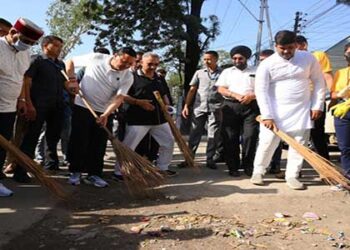मुख्यमंत्री धामी ने छात्रों दिलवाई को स्वच्छता की शपथ