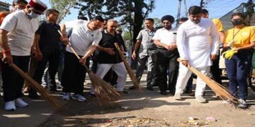 मुख्यमंत्री धामी ने छात्रों दिलवाई को स्वच्छता की शपथ