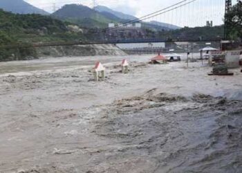 श्रीनगर में अलकनंदा उफान पर, चेतावनी स्तर किया पार