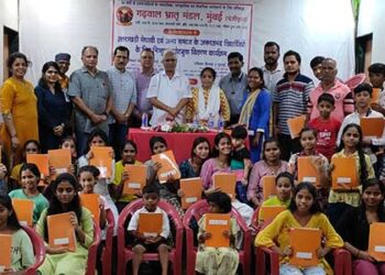 गढ़वाल भ्रातृ मंडल ने किया निःशुल्क नोट बुक वितरण