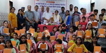 गढ़वाल भ्रातृ मंडल ने किया निःशुल्क नोट बुक वितरण