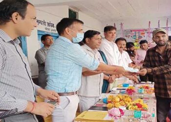 घुतू के शिविर में सैकड़ों लोगों ने लिया लाभ, पोखर हादसे के 05 मृतकों के आश्रितों को बंटे चेक