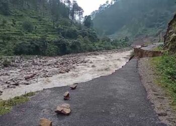 सड़क संपर्क से कटा बूढ़ाकेदार का पिंसवाड, बारिश से दरके पहाड़