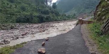 सड़क संपर्क से कटा बूढ़ाकेदार का पिंसवाड, बारिश से दरके पहाड़