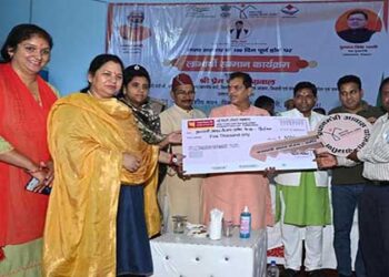 सरकार के 100 दिन: टिहरी जिले में 88 लाभार्थियों को दी गई आवासों की चाबी
