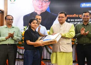 मुख्यमंत्री धामी ने युवाओं को बांटे लैपटॉप व नियुक्ति पत्र