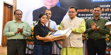 मुख्यमंत्री धामी ने युवाओं को बांटे लैपटॉप व नियुक्ति पत्र