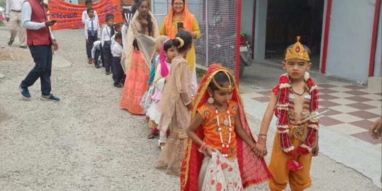 जन्माष्टमी पर्व पर निकली नन्हें बच्चों की झांकी, रंगारंग कार्यक्रम भी प्रस्तुत