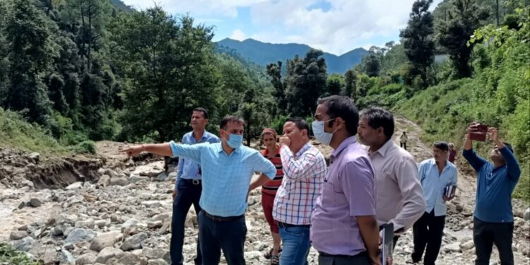 DM डॉ. सौरभ गहरवार ने किया आपदा प्रभावित थार्ती का स्थलीय निरीक्षण, नुकसान का जायजा लिया