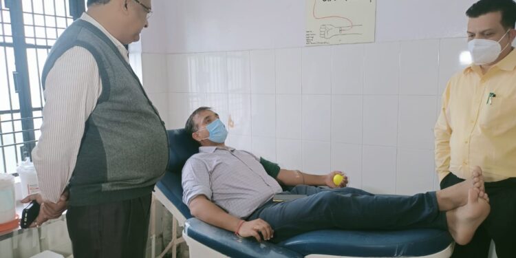 इंजीनियर्स डे पर DM डॉ. सौरभ गहरवार ने किया रक्तदान
