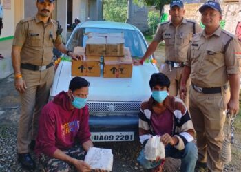 भैंसवाड़ा पुल तिराहा से पकड़े गए ढुङ्ग की ओर अवैध शराब ले जाते 2 लोग