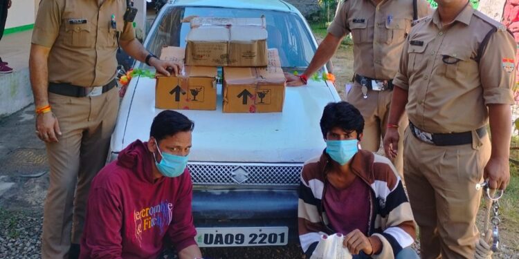 भैंसवाड़ा पुल तिराहा से पकड़े गए ढुङ्ग की ओर अवैध शराब ले जाते 2 लोग