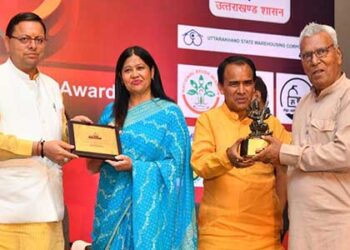 स्वास्थ्य सेवा से जुड़े संस्थानों एवं चिकित्सकों को दिए गए हेल्थ केयर एक्सीलेंस अवॉर्ड