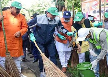 CM धामी ने जी.बी. पंत यूनिवर्सिटी परिसर में लगाई झाड़ू