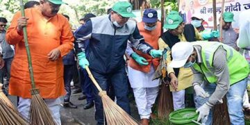 CM धामी ने जी.बी. पंत यूनिवर्सिटी परिसर में लगाई झाड़ू