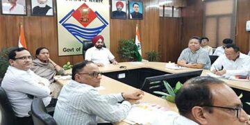 सीएम हेल्पलाइन में सुधार के लिए हुई समीक्षा