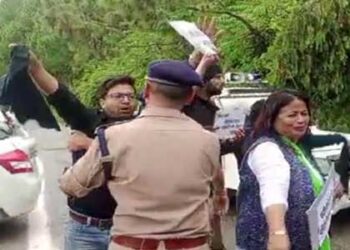 मंत्री प्रेमचन्द अग्रवाल को कांग्रेसियों ने दिखाए काले झंडे