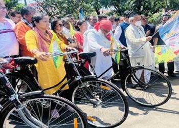 पर्यावरण के संरक्षण के लिए पद्मभूषण डॉ. अनिल जोशी ने शुरू की साइकिल यात्रा