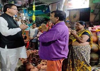 VocalForLoca : सीएम धामी ने की मिट्टी से बने दियों की खरीदारी
