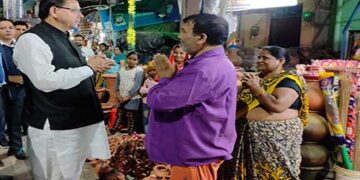 VocalForLoca : सीएम धामी ने की मिट्टी से बने दियों की खरीदारी