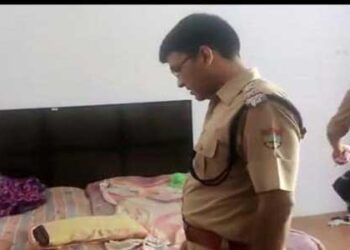 गांव में बैठकर अंतरराष्ट्रीय कॉल कर ठगी करते थे किराएदार, पुलिस आते ही हुए फरार
