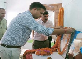 DM टिहरी ने दी महात्मा गांधी और पूर्व प्रधानमंत्री स्व. लाल बहादुर शास्त्री को श्रद्धांजलि
