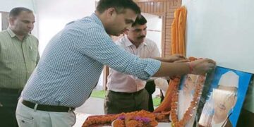 DM टिहरी ने दी महात्मा गांधी और पूर्व प्रधानमंत्री स्व. लाल बहादुर शास्त्री को श्रद्धांजलि