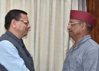 फिल्म अभिनेता नाना पाटेकर को पहनाई गई पहाड़ी टोपी