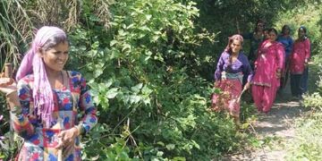 दुर्गा अष्टमी के पर्व पर महिलाओं ने किया श्रमदान