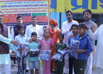चांदपुर गांव में जरूरतमंद विद्यार्थियों के लिए निःशुल्क स्वेटर वितरित