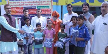 चांदपुर गांव में जरूरतमंद विद्यार्थियों के लिए निःशुल्क स्वेटर वितरित