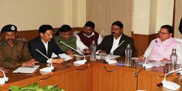 अपनी कार्यशैली सुधारें अधिकारी : मुख्यमंत्री