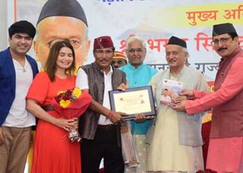 गढ़रत्न सम्मान से नवाजे गए डा. डी.आर. पुरोहित