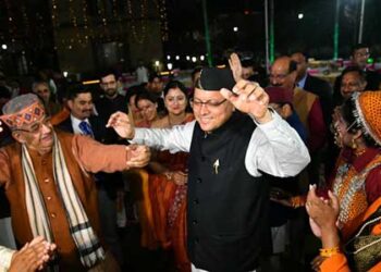 इगास पर्व पर लोक कलाकारों के संग झूमें CM