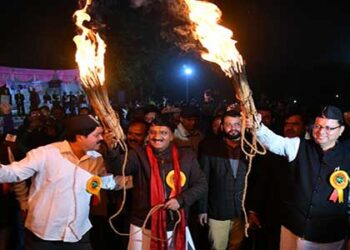 मुख्यमंत्री धामी, रमेश पोखरियाल निशंक, गणेश गोदियाल ने खेले भैलो