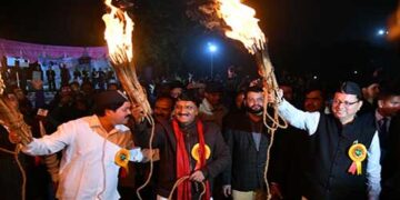 मुख्यमंत्री धामी, रमेश पोखरियाल निशंक, गणेश गोदियाल ने खेले भैलो