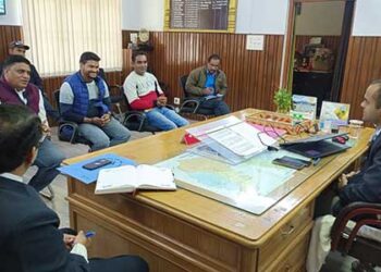 सालों से एक ही स्थान पर टिके कर्मचारियों के स्थानांतरण की उठी मांग