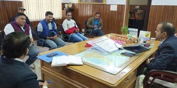 सालों से एक ही स्थान पर टिके कर्मचारियों के स्थानांतरण की उठी मांग