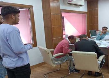 किसी के घर के ऊपर जा रही बिजली की तार, तो कोई बीपीएल-एपीएल राशन कार्ड की समस्या से दो-चार !