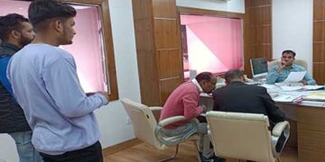 किसी के घर के ऊपर जा रही बिजली की तार, तो कोई  बीपीएल-एपीएल राशन कार्ड की समस्या से दो-चार !