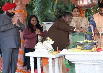 राष्ट्रपति ने राज प्रज्ञेश्वर महादेव मंदिर में किया रुद्राभिषेक