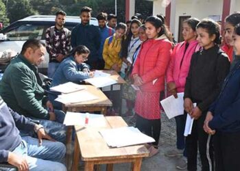 मतदाता सूची में नाम जोड़ने धर्मानंद उनियाल राजकीय महाविद्यालय में लगा कैंप