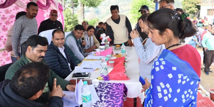 विधायक शक्तिलाल की उपस्थिति में मथकुड़ी सैण में लगा शिविर, 60 शिकायतें दर्ज