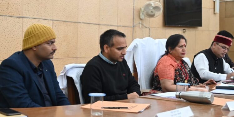 जिला पंचायत अध्यक्ष श्रीमती सोना सजवाण की अध्यक्षता में हुई जिला पंचायत टिहरी की बैठक