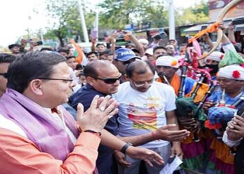 यहां फूलों की वर्षा कर हुआ CM धामी का स्वागत