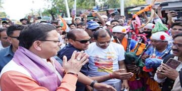 यहां फूलों की वर्षा कर हुआ CM धामी का स्वागत