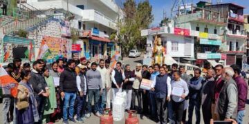 गैस के बढ़ते दामों के खिलाफ कांग्रेस का प्रदर्शन