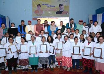 नई टिहरी में 33 एएनएम को सौंपे नियुक्ति पत्र