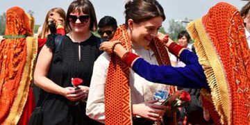 कुमाऊँनी परिधानों में सुशोभित संस्कृति से हुआ मेहमानों का स्वागत