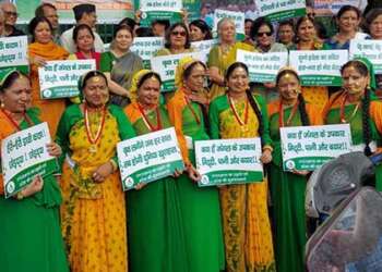 धाद के हरेला मार्च में उजड़ते हुए गाँव कट रहे पेड़ों को लेकर जताई गई चिंता